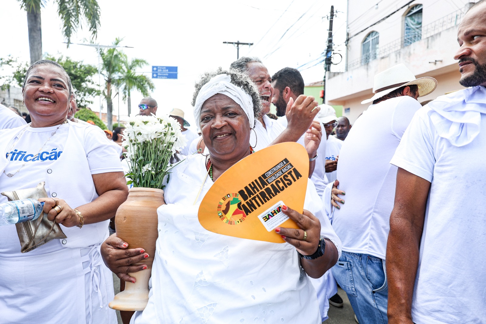 Senhora com ventarola da Campanha Bahia Antirracista da Sepromi
