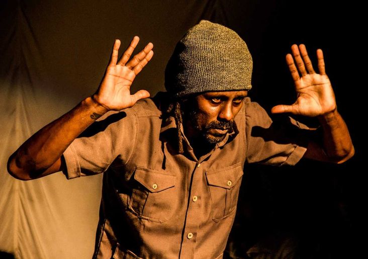 Espetáculo 'En(cruz)ilhada', com atuação de Leno Sacramento, que será apresentado no dia 11. (Foto: Caíque Bouzas/Secult)