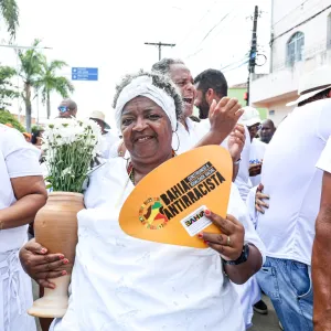 Senhora negra, de roupa e turbantes brancos em Santo Amaro 
