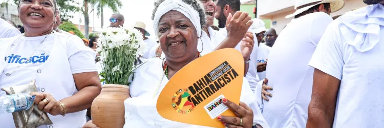 Senhora negra, de roupa e turbantes brancos em Santo Amaro 