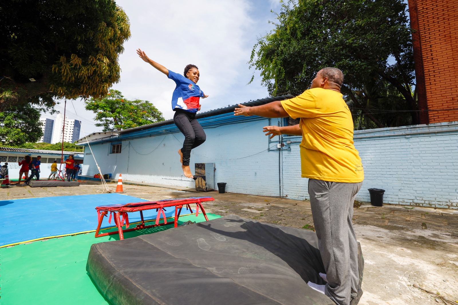 Criança brincando com adulto