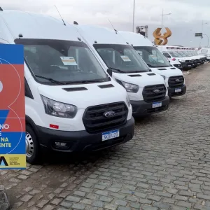 A imagem mostra ambulâncias estacionadas em um estacionamento