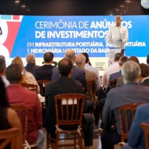 A imagem mostra o Governador Jerônimo Rodrigues discursando