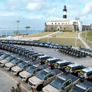 A imagem mostra várias viaturas estacionadas em frente ao farol da barra.