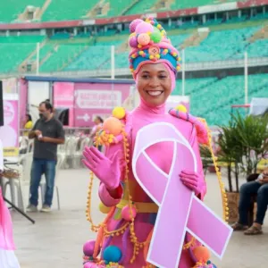 Uma mulher vestida de rosa em um campo de futebol