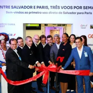  A imagem mostra o Governador Jeronimo com secretários cortando laço em comemoração