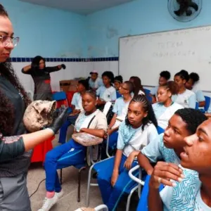Professora dando aula em uma sala de aula