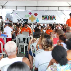 Pessoas sentadas esperando ser atendidas