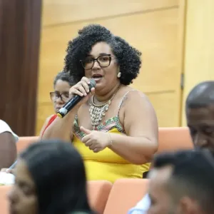 Mostra uma mulher discursando