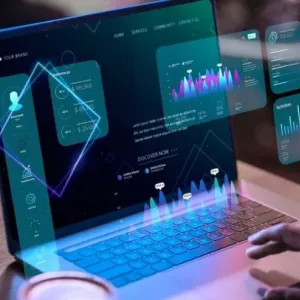 Uma pessoa usando um notebook com holograma saindo da tela