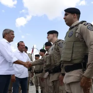 Governador Jerônimo Rodrigues comprimentando policias militares