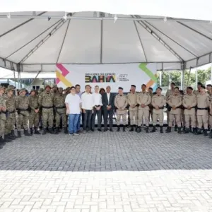A imagem mostra o Governador Jerônimo Rodrigues ao lado de Policiais militares