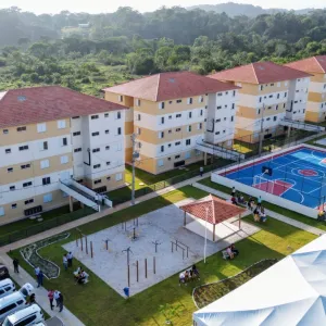 A foto amostra 4 prédios residenciais 