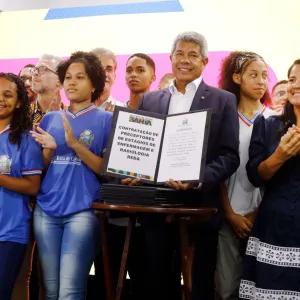 Foto amostra o governador reunido com secretaria Rowenna e estudantes