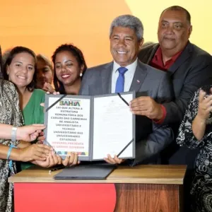 A imagem mostra o Governador Jerônimo Rodrigues segurando uma placa comemorativa 
