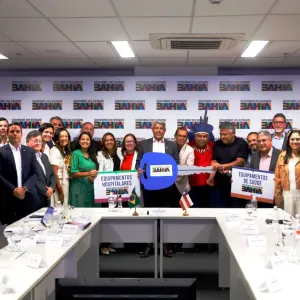 A imagem mostra secretários reunidos em uma sala de reuniões 