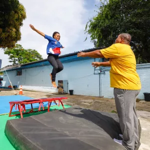 Criança brincando com adulto