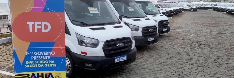 A imagem mostra ambulâncias estacionadas em um estacionamento