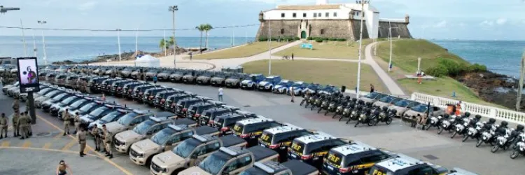 A imagem mostra várias viaturas estacionadas em frente ao farol da barra.