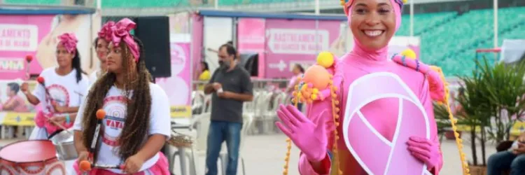 Uma mulher vestida de rosa em um campo de futebol