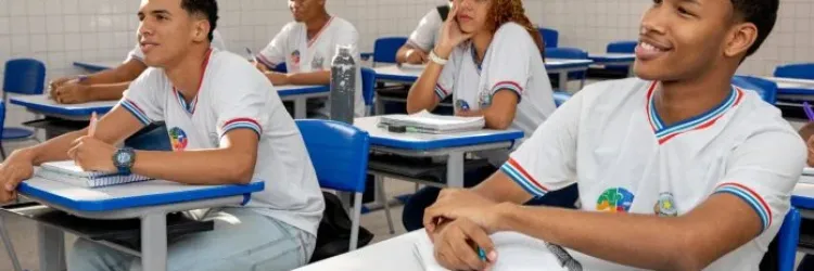 Adolescentes em uma sala de aula