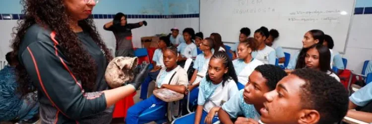 Professora dando aula em uma sala de aula