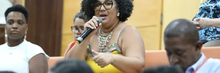 Mostra uma mulher discursando