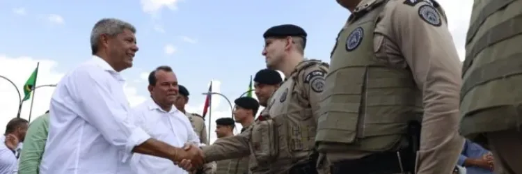 Governador Jerônimo Rodrigues comprimentando policias militares