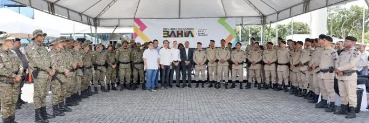 A imagem mostra o Governador Jerônimo Rodrigues ao lado de Policiais militares