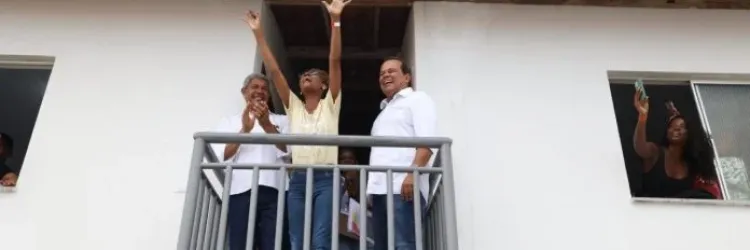 A imagem amostra uma mulher na sacada do apartamento 