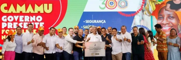 A imagem amostra o governador segurando uma placa.