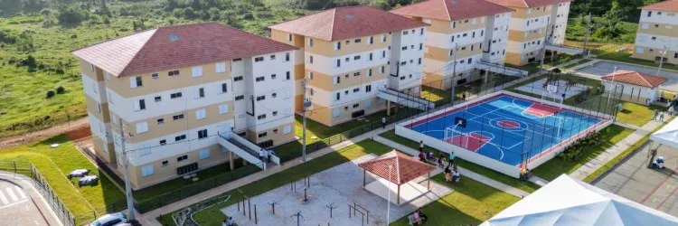 A foto amostra 4 prédios residenciais 