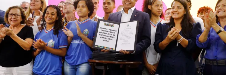 Foto amostra o governador reunido com secretaria Rowenna e estudantes