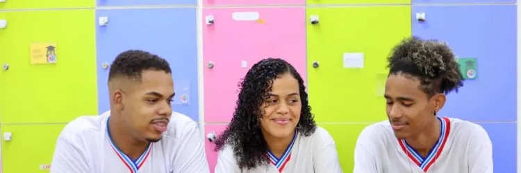 3 estudantes sentados em uma mesa