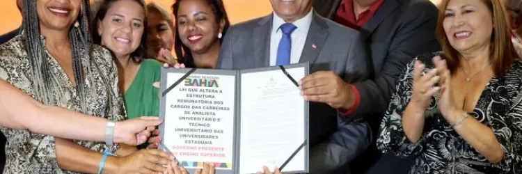 A imagem mostra o Governador Jerônimo Rodrigues segurando uma placa comemorativa 