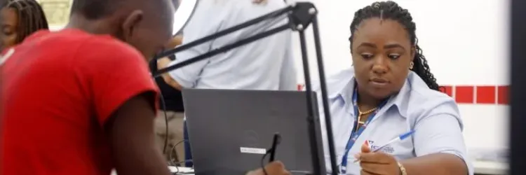 A imagem mostra uma pessoa assinando o documento para carteira digital