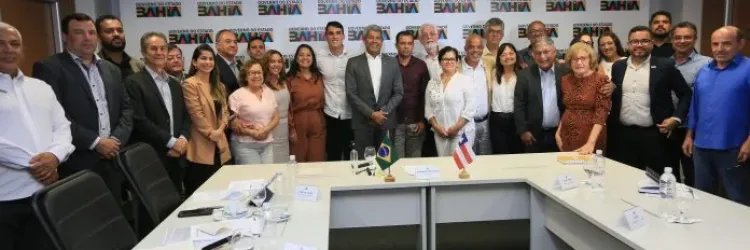 A imagem amostra uma reunião do Governador com prefeitos de Mutuipe