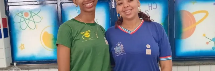 A imagem amostra duas estudantes do Ensino médio