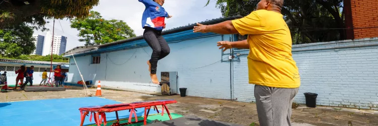 Criança brincando com adulto