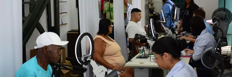 Pessoas sendo atendidas