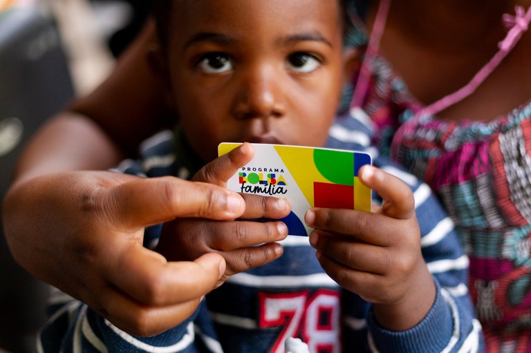 A proteção social ganhou reforço em 2024 a partir da atuação da Secretaria de Assistência e Desenvolvimento Social (Seades) nos diversos territórios baianos. Numa parceria com o Governo Federal e prefeituras municipais, uma série de políticas foram executadas, contando com o montante de R$ 304,5 milhões em áreas como assistência social, segurança alimentar e nutricional, políticas sobre drogas e inclusão socioprodutiva.   Parte dos recursos foi aplicada por meio do cofinanciamento dos serviços socioassisten