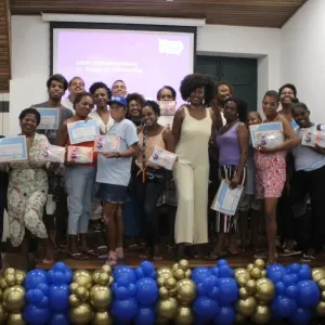 Corra pro Abraço certifica beneficiários em curso de Design de Sobrancelha