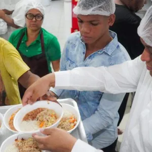 Comida no Prato: BSF começa a distribuir marmitas em Salvador e mais 13 cidades