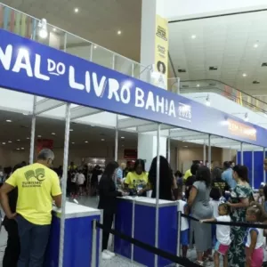 Coletivos Bahia Pela Paz levam mais de 100 jovens periféricos para a Bienal do Livro em Salvador