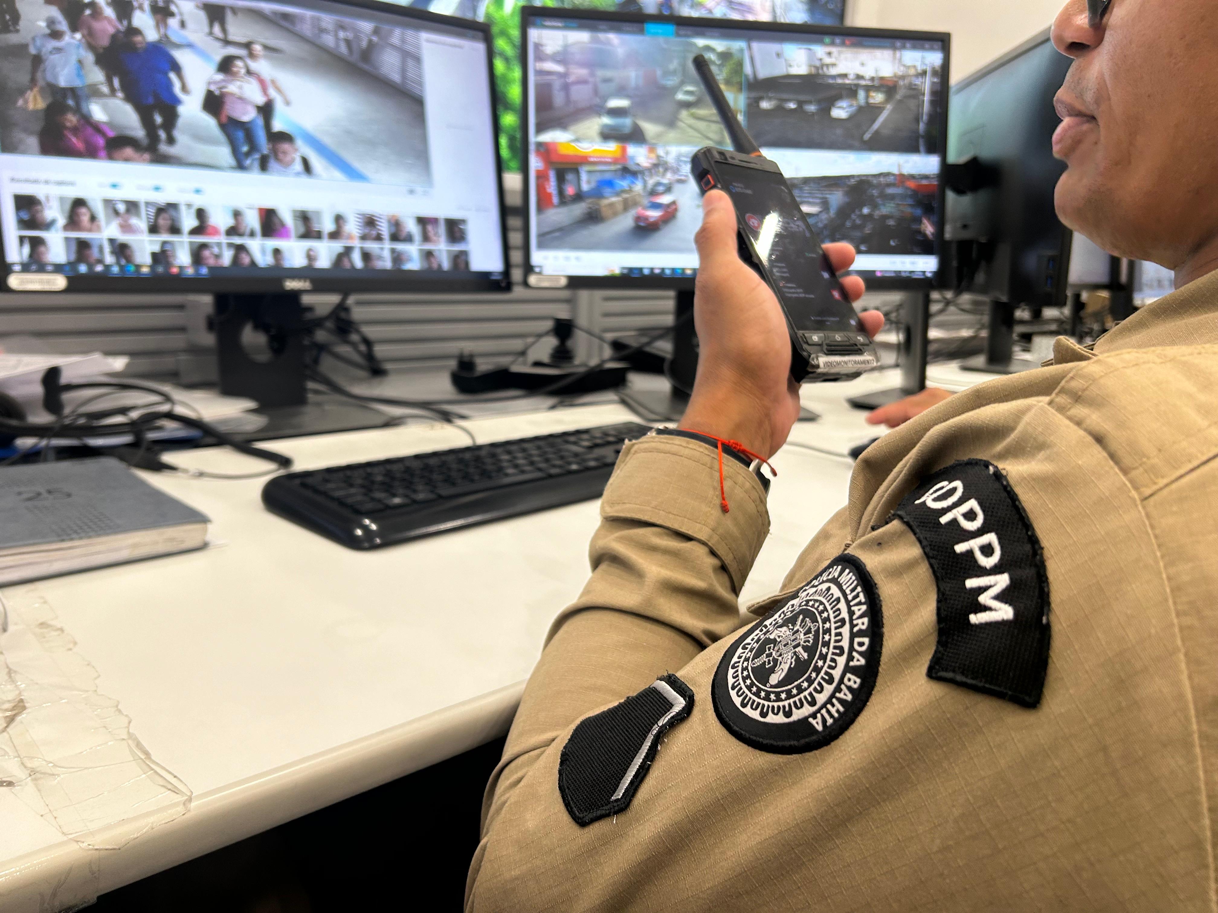 Autoridade manuseia o Reconhecimento Facial