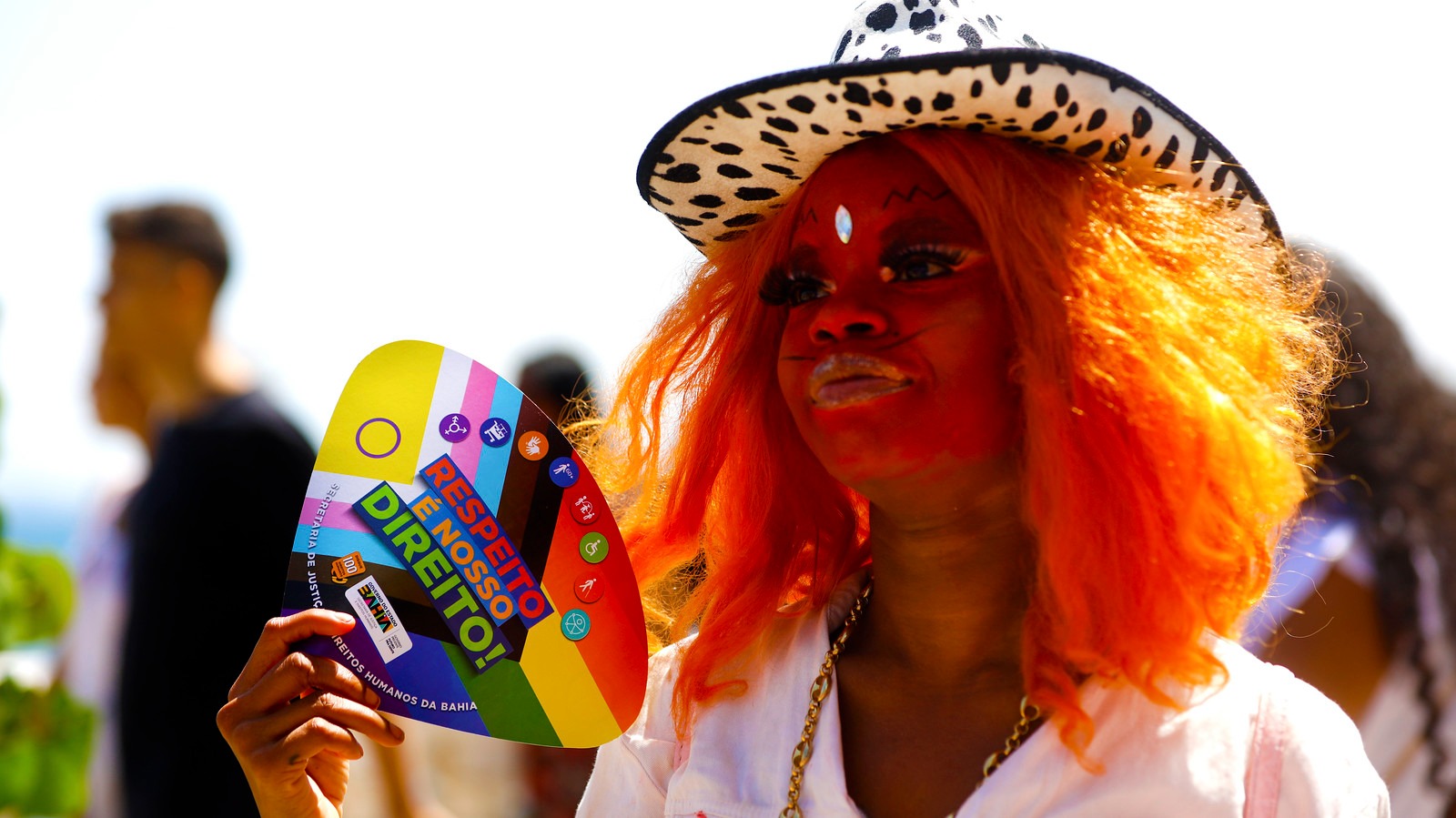 Uma mulher segura um cartaz pedindo respeito