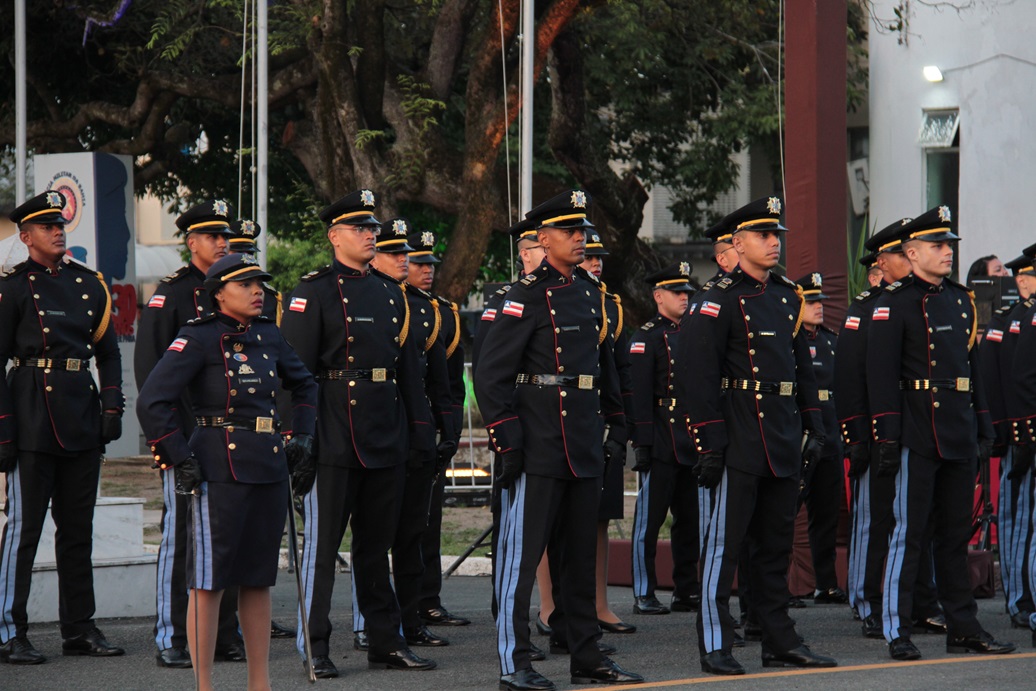 52 futuros oficiais recebem o Espadim Tiradentes