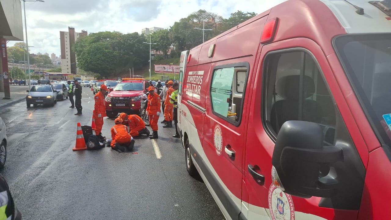 Bombeiros em formação prestam primeiros socorros a vítima de acidente na Bonocô