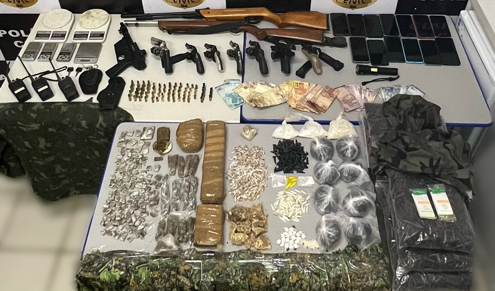 Materiais apreendidos são exibidos