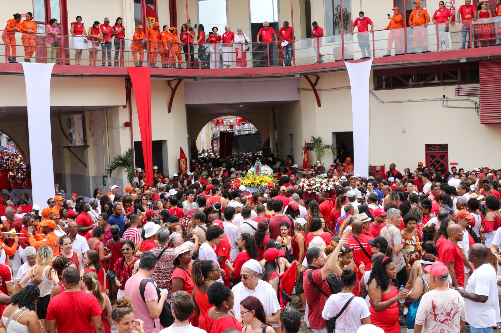 Fiéis lotam o quartel do CBMBA na Barroquinha em homenagem a Santa Bárbara
